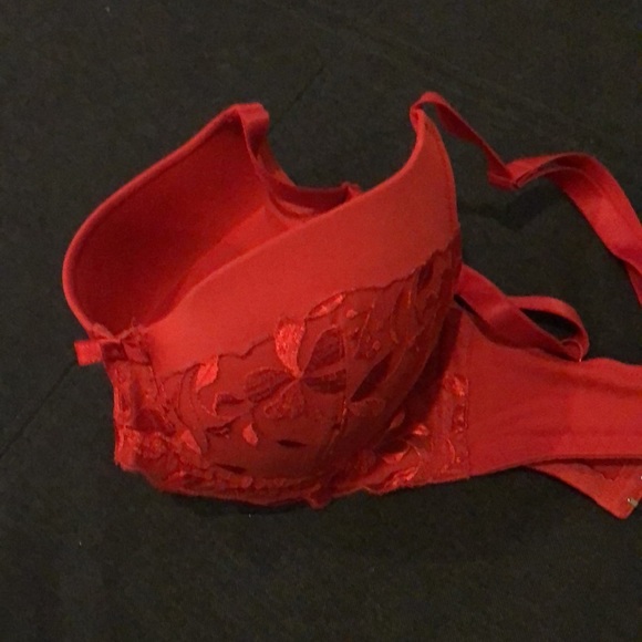 Red Bra. Triumph push up bra with padding. - Picture 8 of 9